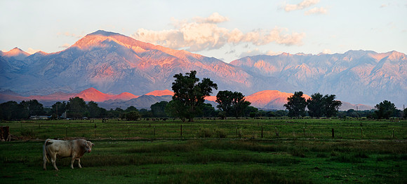 Sonnenaufgang in Serra Nevada und Long Pine, Kalifornien, USA