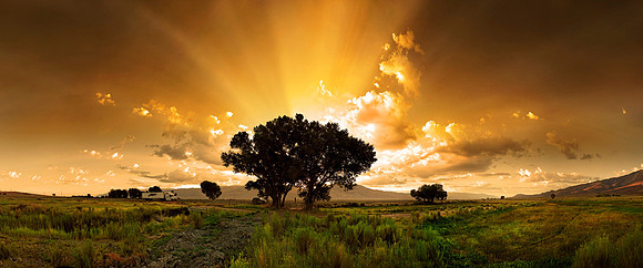 Sonnenaufgang in Serra Nevada und Long Pine, Kalifornien, USA